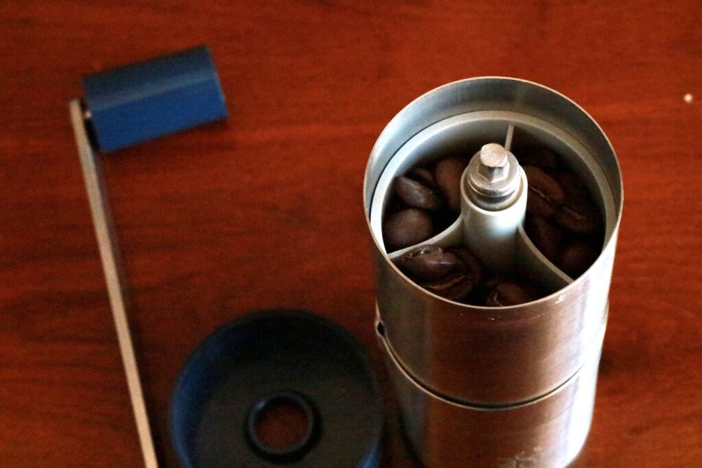 kalitaコーヒーピクニックのコーヒー豆を入れる